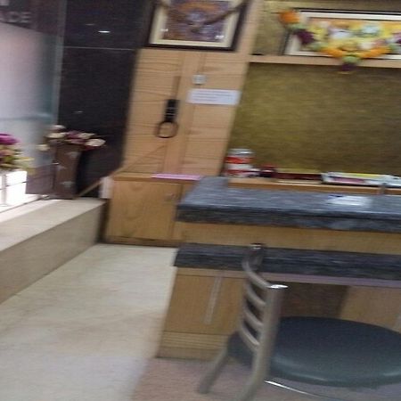 Hotel Parth Palace 뉴델리 외부 사진
