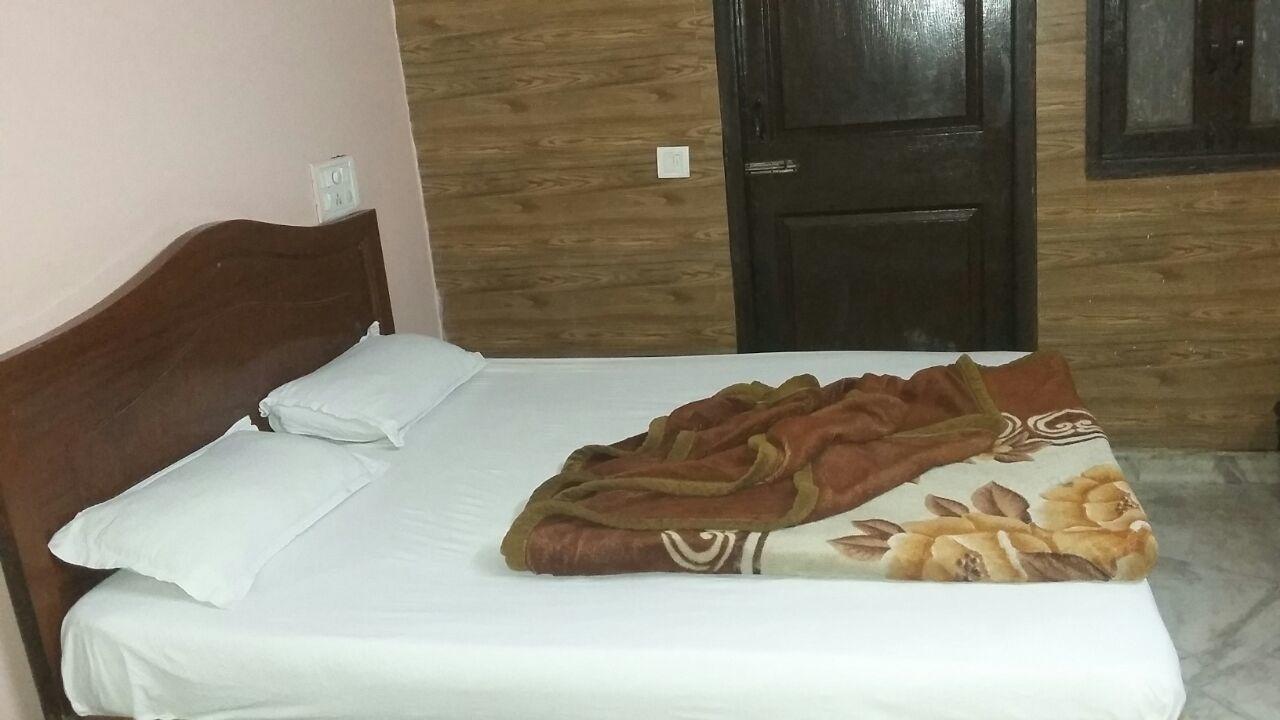 Hotel Parth Palace 뉴델리 외부 사진